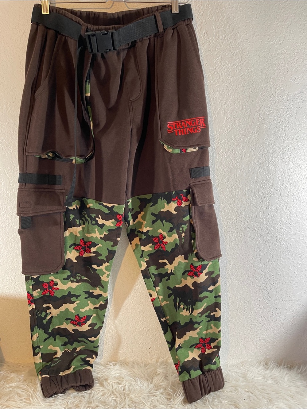 Stranger Things Demogorgon Camouflage Cargo Jogger Sweatpants Size Large NEW - Picture 3 of 13